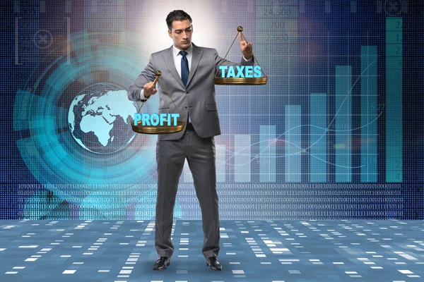 Homme d'affaires comparant bénéfices et impôts — Photo