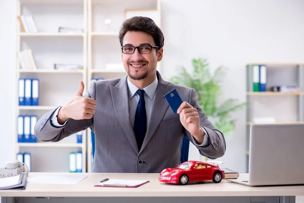 Agente que ofrece seguro de automóvil — Foto de Stock