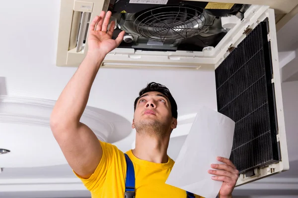 Reparatie van airconditioning aan het plafond — Stockfoto