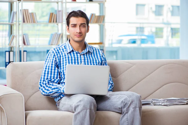 Bilgisayarlı beyaz öğrenci üniversite sınavlarına hazırlanıyor.