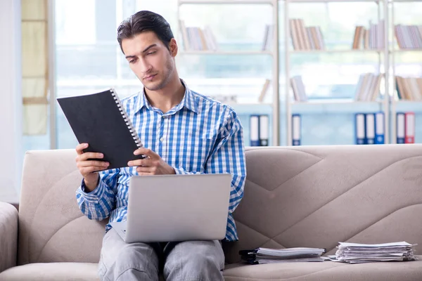 Étudiant caucasien avec ordinateur portable se préparant pour les examens universitaires — Photo