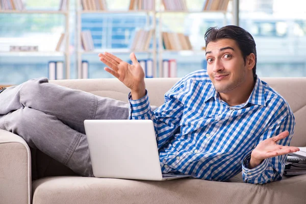 Bilgisayarlı beyaz öğrenci üniversite sınavlarına hazırlanıyor.