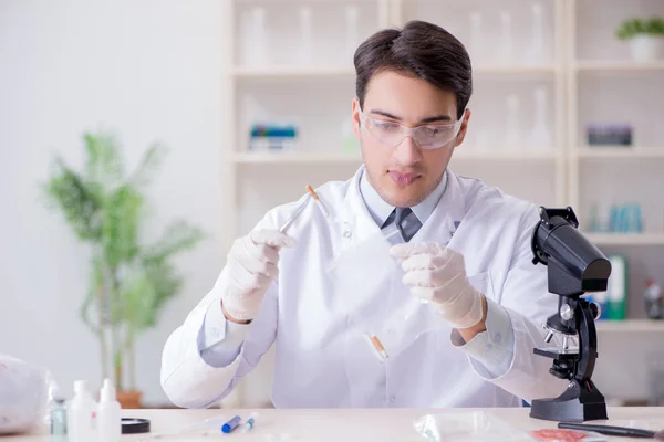 Especialista criminologista trabalhando no laboratório para provas — Fotografia de Stock