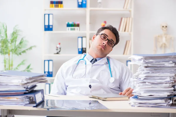 Busy doctor with too much work in hospital — Stock Photo, Image