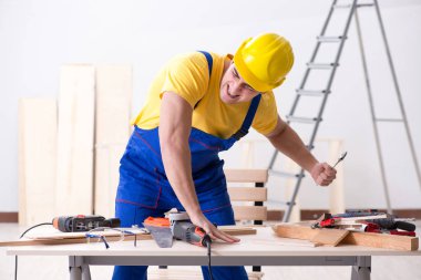 Kat tamircisi işinden memnun değil. 