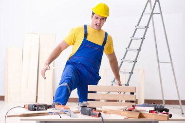 Kat tamircisi işinden memnun değil. 