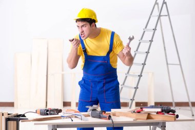 Kat tamircisi işinden memnun değil. 