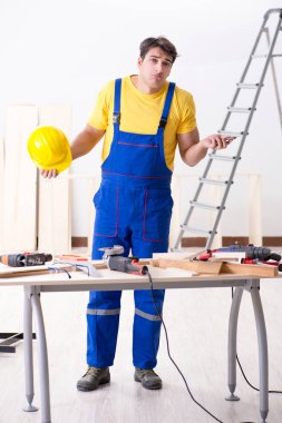 Kat tamircisi işinden memnun değil. 