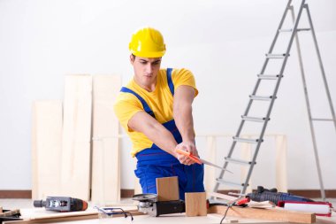 Kat tamircisi işinden memnun değil. 