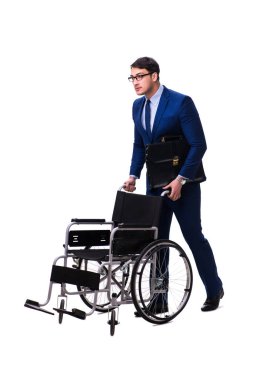 Beyaz arka plan üzerinde izole tekerlekli sandalye ile işadamı