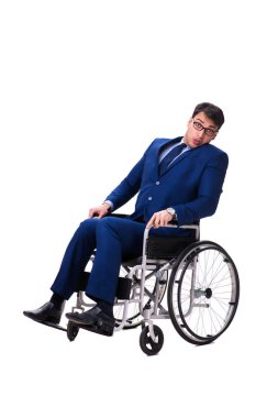Beyaz arka plan üzerinde izole tekerlekli sandalye ile işadamı