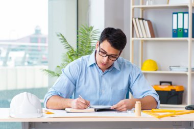 İnşaat mühendisi yeni proje üzerinde çalışıyor