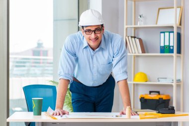 İnşaat mühendisi yeni proje üzerinde çalışıyor