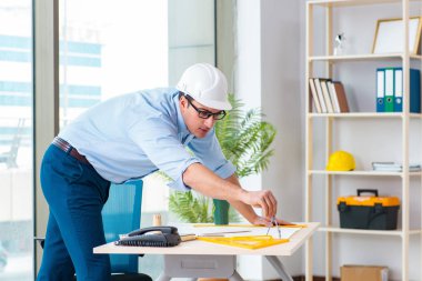 İnşaat mühendisi yeni proje üzerinde çalışıyor