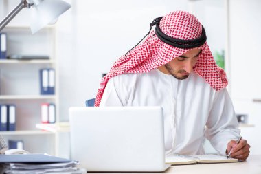 Ofiste çalışan Arap işadamı.