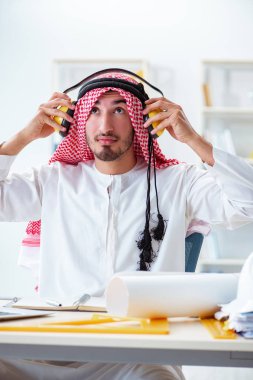 Arap mühendis yeni proje üzerinde çalışıyor