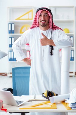 Arap mühendis yeni proje üzerinde çalışıyor