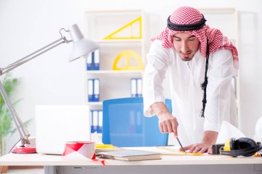 Arap mühendis yeni proje üzerinde çalışıyor