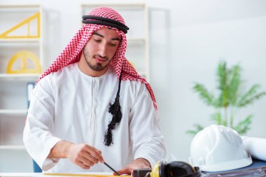 Arap mühendis yeni proje üzerinde çalışıyor