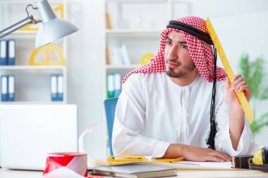 Arap mühendis yeni proje üzerinde çalışıyor