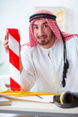 Arap mühendis yeni proje üzerinde çalışıyor