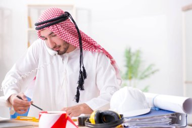 Arap mühendis yeni proje üzerinde çalışıyor