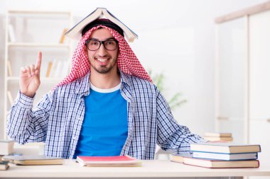 Üniversite sınavlarına hazırlanan Arap öğrenci
