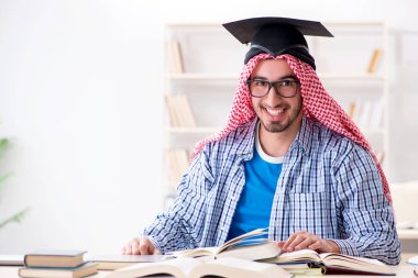 Üniversite sınavlarına hazırlanan Arap öğrenci