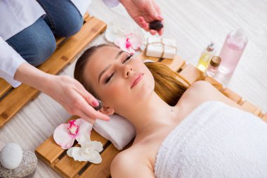 Salondaki spa prosedürü sırasında genç bir kadın.