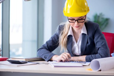 Projede çalışan kadın mimar  