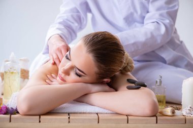 Kaplıcadaki masaj sırasında kadın