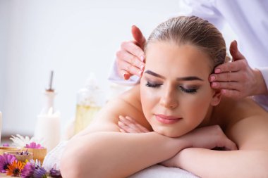 Kaplıcadaki masaj sırasında kadın