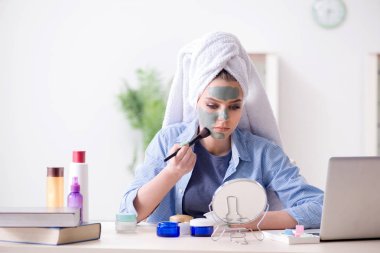 Güzellik blogcusu maske takıyor ve internet günlüğüne yüklüyor