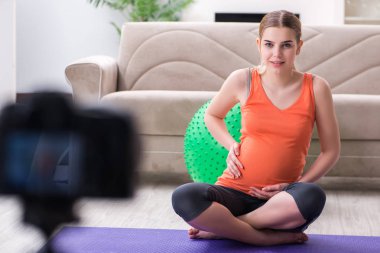 Hamile kadın blog ve vlog için video kaydediyor