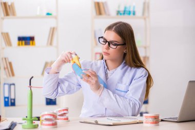 Diş hekimliği öğrencisi sınıfta pratik yapıyor.