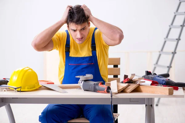 Riparatore pavimento deluso con il suo lavoro — Foto Stock