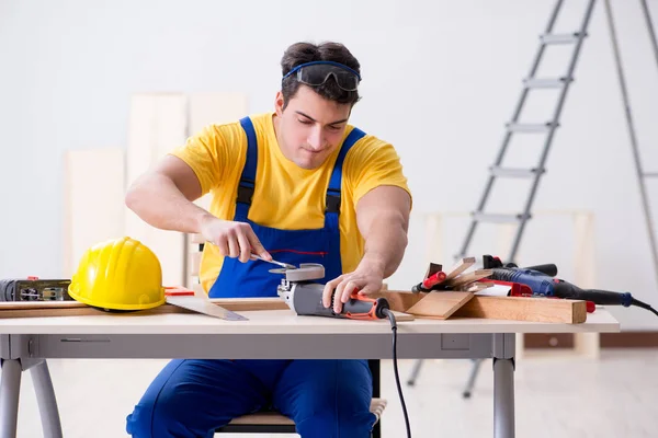 Reparador de piso decepcionado com o seu trabalho — Fotografia de Stock