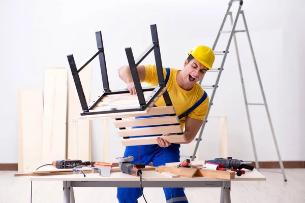 Reparador de piso decepcionado com o seu trabalho — Fotografia de Stock