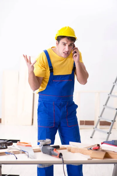 Reparatorul de podea dezamăgit de munca sa — Fotografie, imagine de stoc