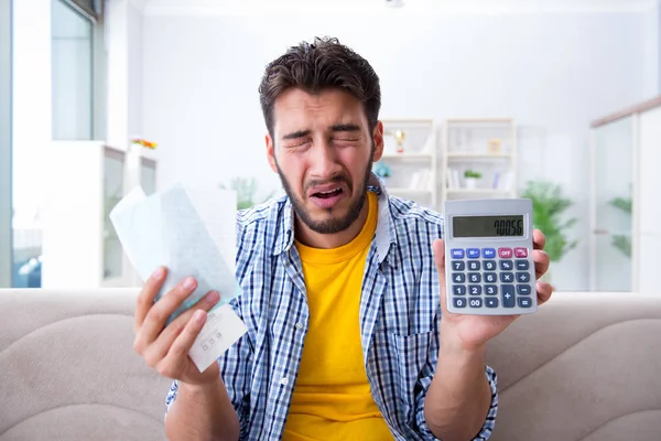 Homem zangado com as contas que precisa pagar — Fotografia de Stock