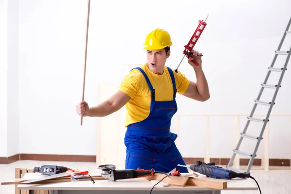 Fußbodenreparateur enttäuscht von seiner Arbeit — Stockfoto