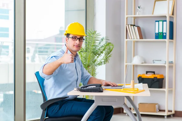 Construction engineer working on new project — Stock Photo, Image