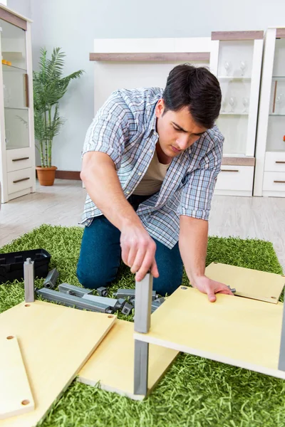 Mann baut Möbel zu Hause zusammen — Stockfoto