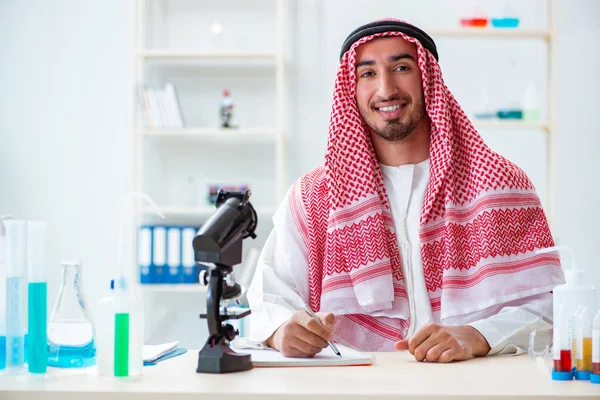 Arabski chemik pracujący w laboratorium — Zdjęcie stockowe