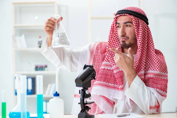 阿拉伯化学家检查饮用水质量 — 图库照片