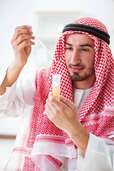 Арабські хіміки перевіряють якість питної води. — стокове фото