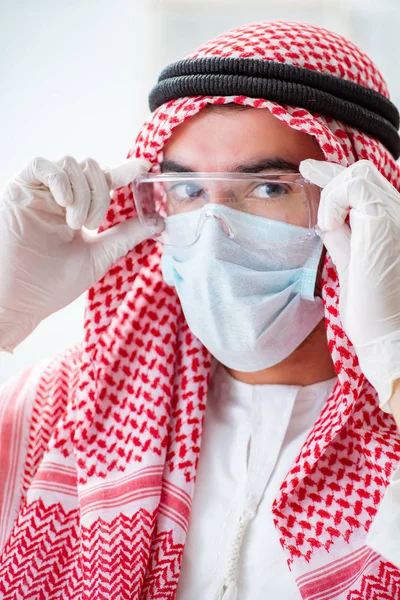 Laboratuvarda çalışan Arap kimyager. — Stok fotoğraf