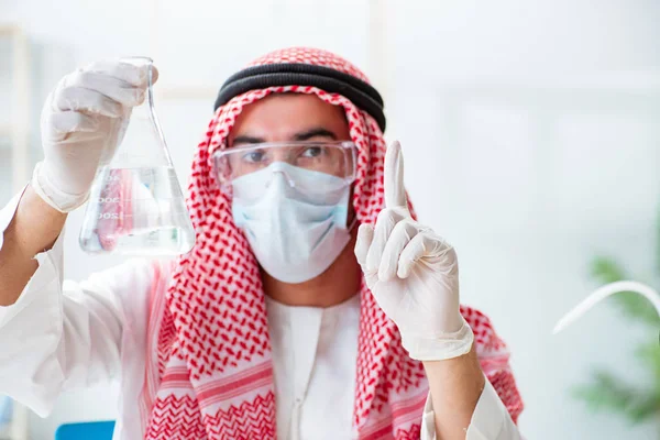 Арабский химик проверяет качество питьевой воды — стоковое фото