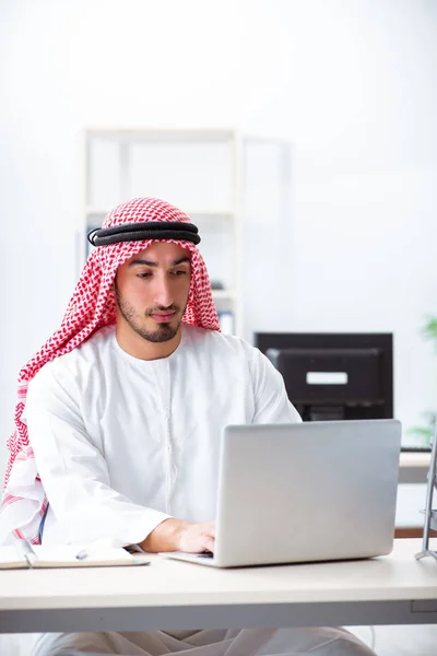 Homme d'affaires arabe travaillant dans le bureau — Photo