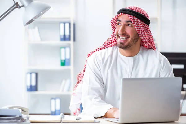 Uomo d'affari arabo che lavora in ufficio — Foto Stock